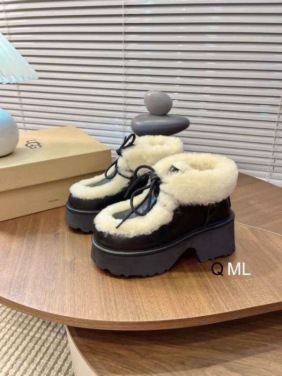 Picture of UGG Shoes _SKUUGGsz35-40ML111119792